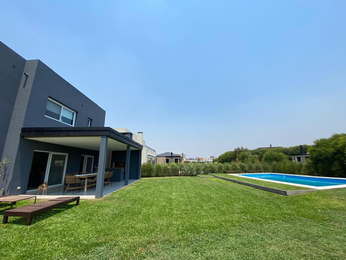 Excelente Casa En Alquiler Anual En El Canton Puerto Con Pileta