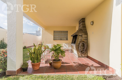 Cálida Casa En Lomas De Zamora Con Diseño Funcional Y Entorno Privilegiado