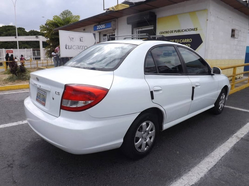 Imagen 3 de 9 de Kia Rio Stylus Sincrónico