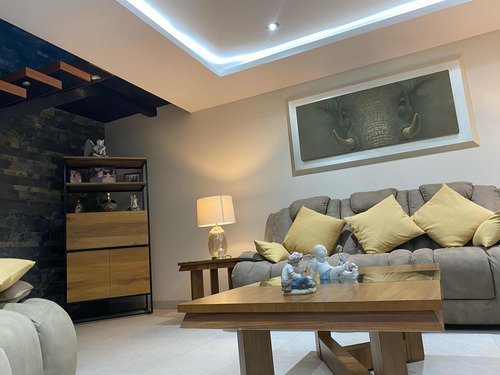 Increíble Residencia De Autor En Vista Real