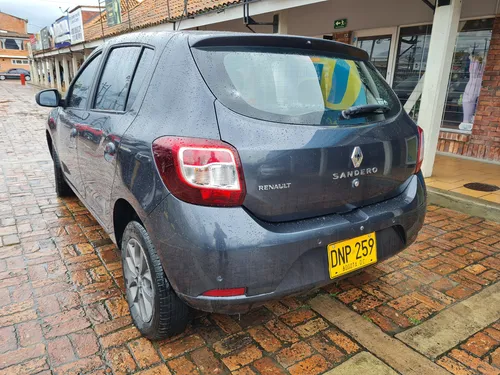 Renault Sandero Expression 1.6cc MT AA 4X2