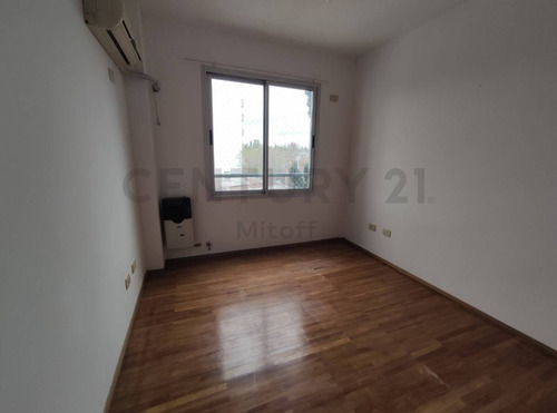 Imagen 9 de 10 de Departamento De 2 Dormitorios Con Cochera En La Plata