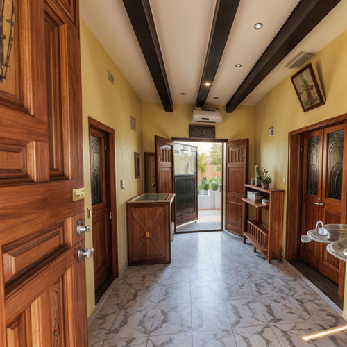 Casa En Avenida Principal En San Miguel De Allende: Uso Residencial Y Comercial