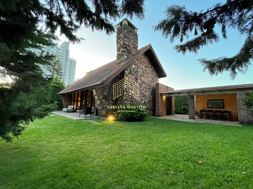 Hermoso Chalet En Playa Mansa A Media Cuadra Del Mar. Con Paredes De Piedra, Techo De Madera, Muy Acogedora Y Elegante.