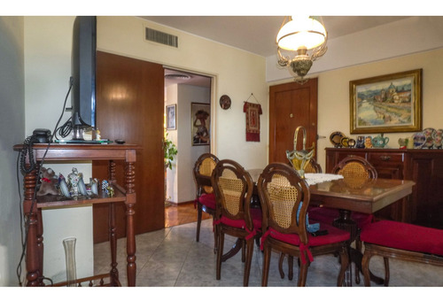 Departamento De 4 Dormitorios Con Cochera- Vista Parcial Al Río