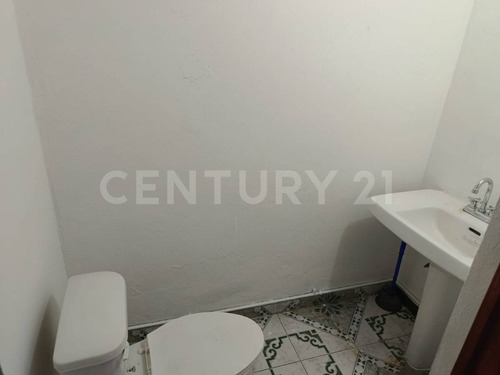 Locales En Renta De 13m2 Y 23 M2 En Esquina