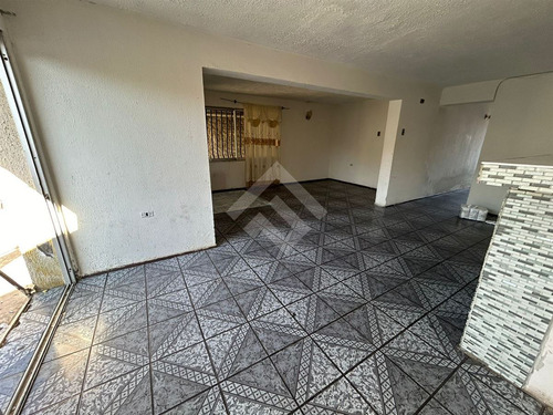 Casa En Venta De 5 Dorm. En La Cisterna