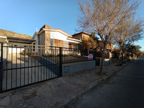 Casa De Tres Dormis Con Patio Amplio En Barrio Jose Muñoz
