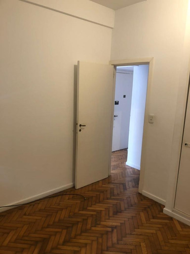 * Reservado * 2 Amb Av Cordoba Y Laprida Frente Muy Luminoso Pisos De Parquet