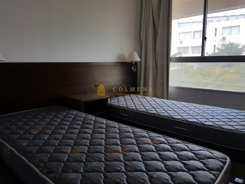 Apto Con Excelente Ubicación, A Pasos De Gorlero, Del Puerto De Punta Del Este- Ref: 4183