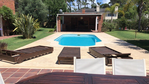 Casa, 4 Dormitorios Y Piscina