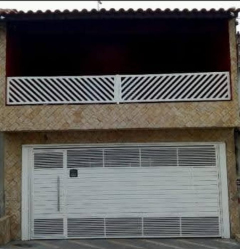 Sobrado Com Três Quartos E Três Banheiros
