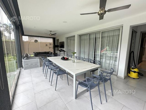 Casa En Venta En Barrio Privado Septiembre