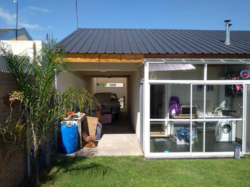 En Venta En Barrio Altos De Podesta, Hermoso Chalet De 3 Ambientes; Con Cochera Cubierta Para Dos Autos; Fondo Con Pileta; F: 8515
