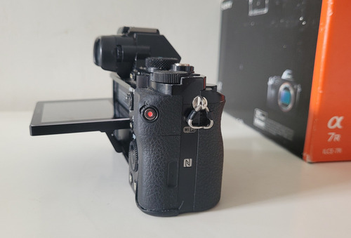 Câmera Sony Alpha A7r Full Frame 36mp Evf Wifi 13k Clicks Sp (Usado)