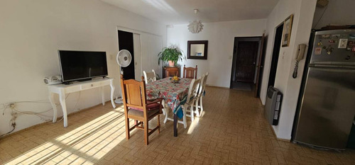 Excelente Oportunidad De Tres Dormitorios Con Dos Baños, Patio Verde.