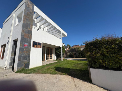 Casa Estilo Mediterráneo Soleada, Sector Residencial.