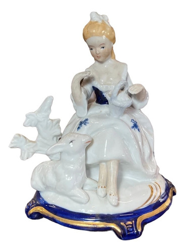 Escultura De Camponesa Com Ovelha Em Porcelana Seculo Xx