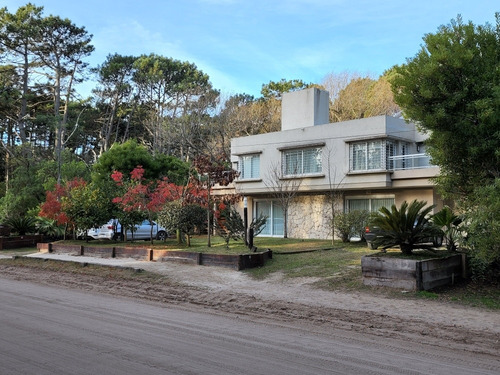 Imagen 15 de 16 de Casa - Mar De Las Pampas - 11 Personas - 2 Cuadras Del Mar Y 1 Del Centro - Minimalista - Moderna