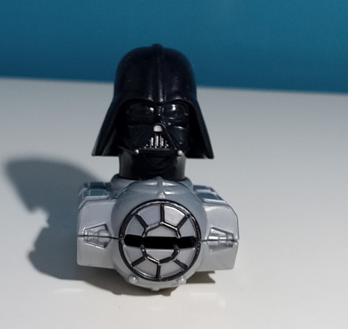 Muñeco Darth Vader En Nave Star Wars (kinder)