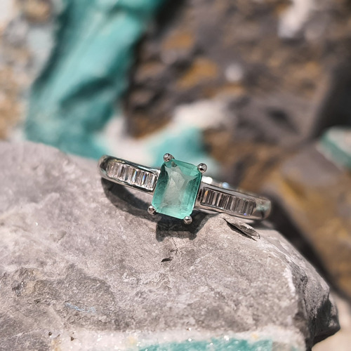 Hermoso Anillo De Esmeralda Colombiana En Plata
