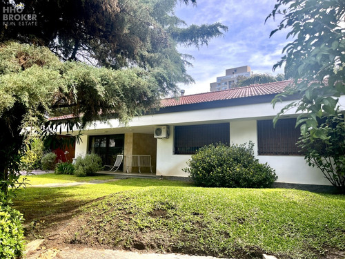 Hermosa Casa En Alquiler Temporal, 4 Dormitorios, Con Pileta Climatizada, Lugano, Punta Del Este.