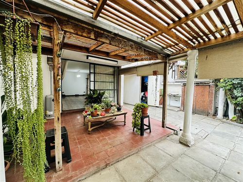 Casa En Venta De 5 Dorm. En Ñuñoa