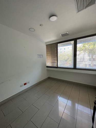 Edificio Oficinas Alquiler Piantini, Santo Domingo