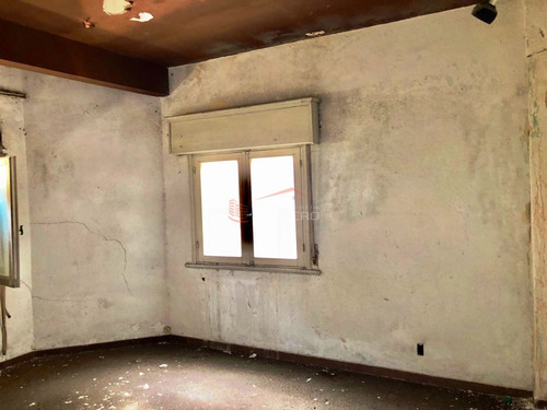 Local Sobre Avd. Gorlero En Punta Del Este, Península, Venta Alquiler, Amplio Local En Planta Baja + Otro En Sub Suelo Independiente + 2 Apartamentos- Ref: 21752