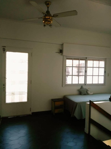 En Venta Hermosa Casa 4 Ambientes Con Cochera 2 Autos, Fondo Libre Y Quincho En Wilde Centro.