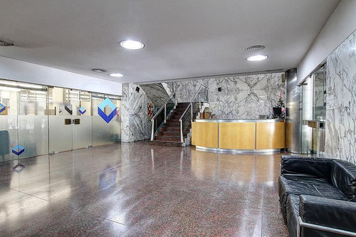 Oficina De 430 M2 En El Centro. Piso Alto, Vista Abierta, Muy Buen Estado