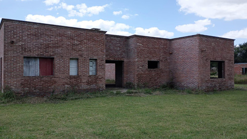Quinta En Venta - 8 Dormitorios 5 Baños - Cocheras - 14.800mts2 - Salto
