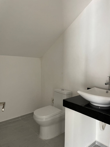 Casa En Venta En Dzityá Mérida, De Dos Plantas Con 4 Habitaciones Y Alberca