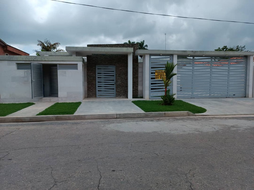 Casa A Estrenar En Urbanización Guaparo. Soc-014