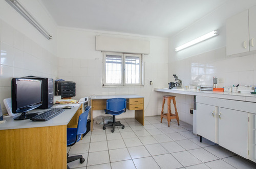 Imagen 19 de 28 de Poli-consultorio (6 Consultorios Y Un Laboratorio)