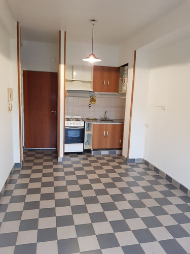 Imagen 4 de 6 de Departamento De 2 Ambientes 2° Piso Al Frente, Cocina Comedor Diario, Baño Instalado, Un Dormitorio Con Placard Y Balcon A La Calle