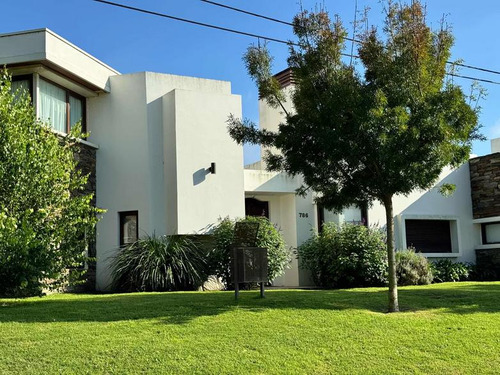 Vendo Casa 5 Ambientes De Categoria En Balcarce - Toma Permuta Por Propiedad En Mar Del Plata