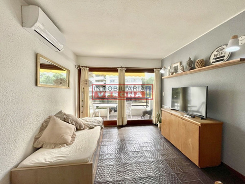 Imagen 4 de 25 de Apartamento En Venta A Una Cuadra Del Mar, Reciclado Y Con Parrillero Propio