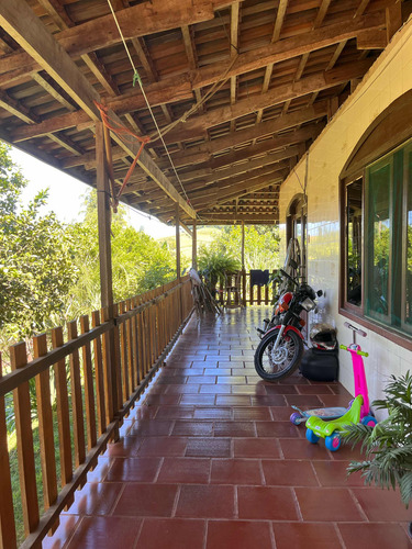 Vende Se Uma Propriedade Com Porteira Fechada