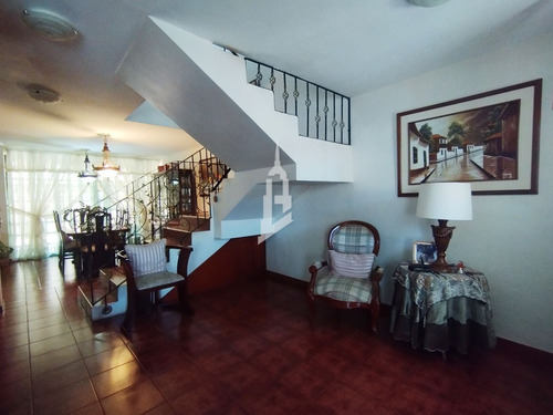 Townhouse En El Conj. Resd. La Abadía, Villa Granada
