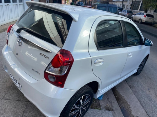 Imagen 6 de 12 de Toyota Etios 2022 0km Xls Pack 5p Automatico Blanco Perlado