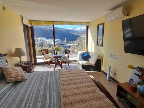 Cálida Casa Con Vista Panorámica En Condominio Seguro