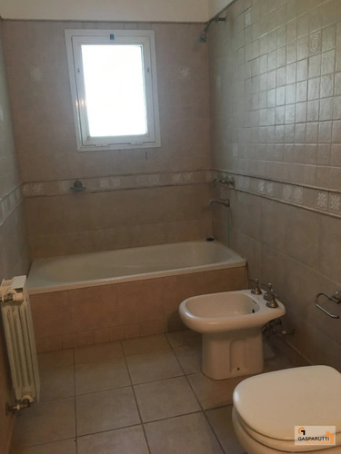 Hermosa Casa En Lote 1200 M Con Pileta En Barrio Cerrado Sep