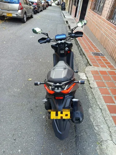 Hermosa Moto Como Nueva , Con Accesorios Incluidos