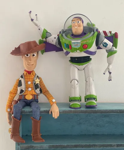  Disney Tienda oficial Buzz Lightyear figura de acción  interactiva parlante de Toy Story, cuenta con más de 10 frases en inglés,  interactúa con otras figuras y juguetes : Juguetes y Juegos