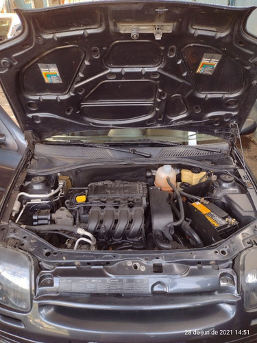 Imagem 2 de 10 de Renault Clio Sedan 2002 1.0 16v Rt 4p