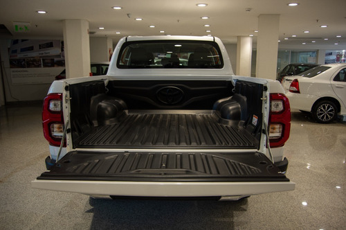 Imagen 7 de 16 de Toyota Hilux 2021 2.8 Cd Srv 177cv 4x2 At