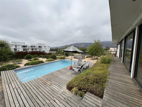 Casa En Venta De 2d + 2b. En Marbella Piscina Y Quincho