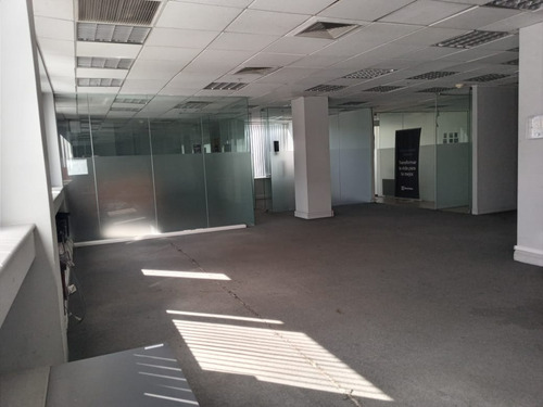 (ofi) Oficinas Habilitada Isidora Goyenechea, Metro El Golf