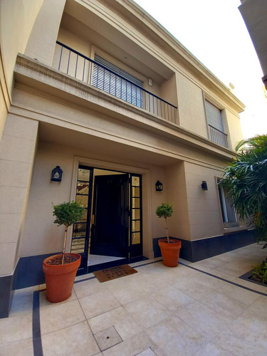 Casa Única Se Vende En Barrio Sur